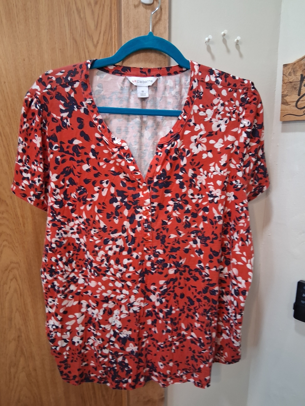 Liz Claiborne Red Floral Split V-Neck Short Sleeve Top